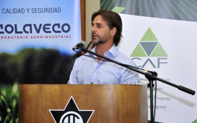 El presidente de CONINAGRO junto a Luis Lacalle Pou en un encuentro cooperativo en Uruguay
